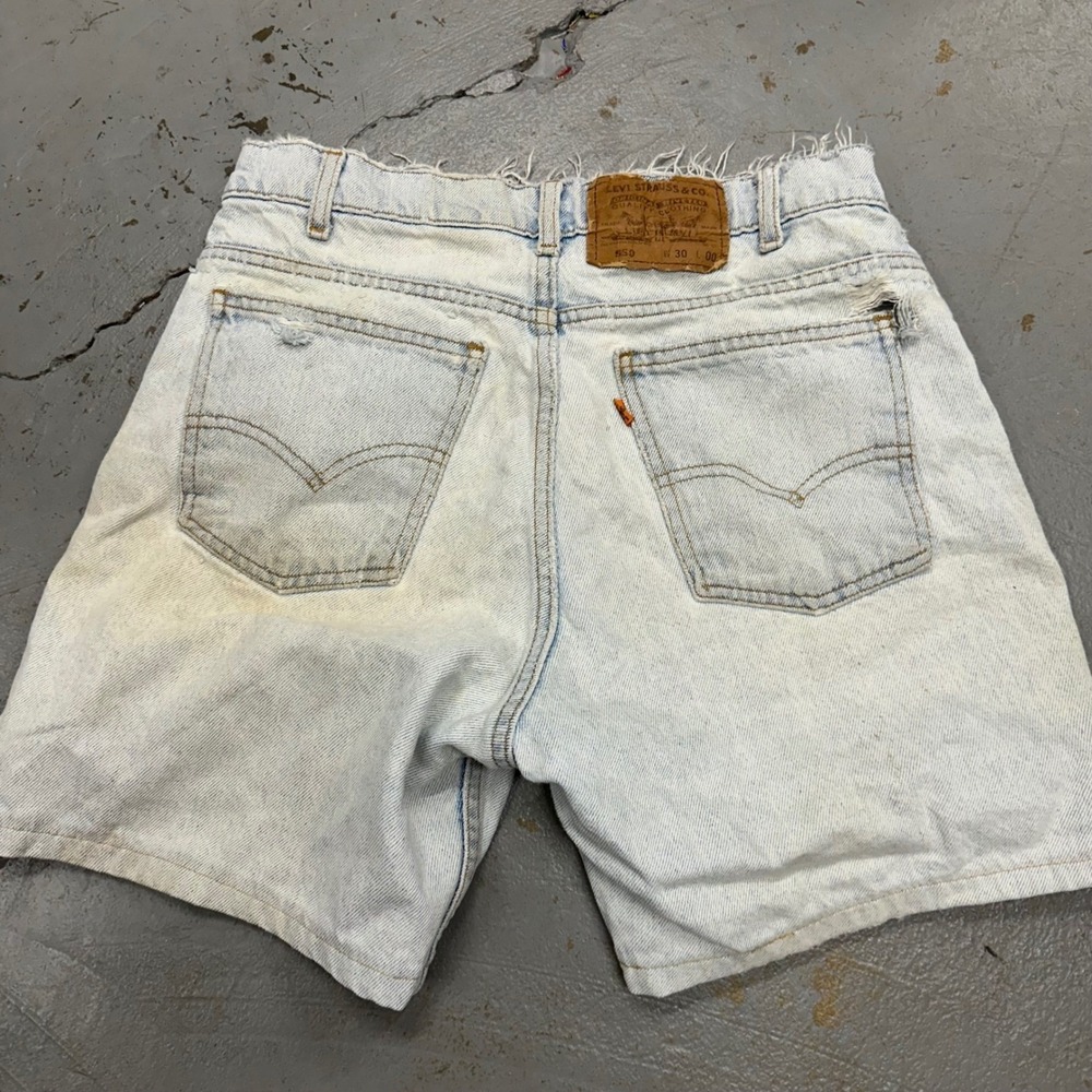 Levi Strauss & Co 550 Mens 30xL Light Wash Denim Jean Shorts Distressed Raw Hem